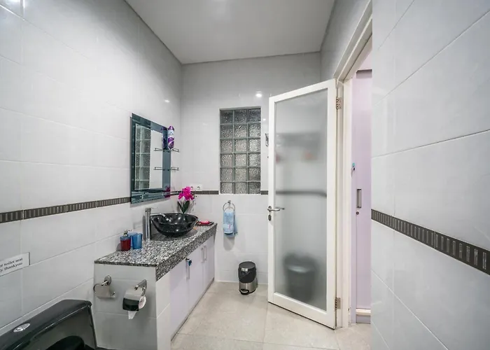 Modern With Private Pool , Full Kitchen And Parking *